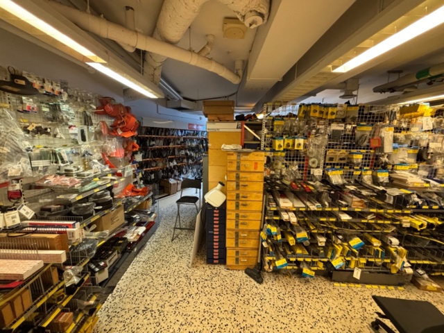 1511111-1 Reservdelslager med komponenter och maskindelar för trädgårdsmaskiner