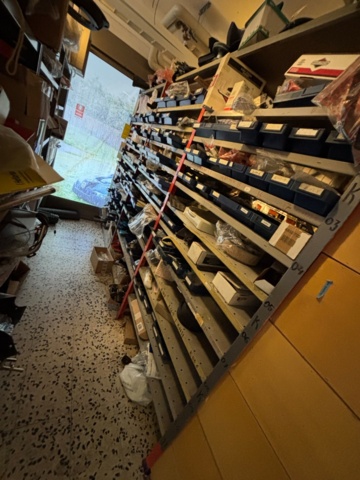 1511111-13 Reservdelslager med komponenter och maskindelar för trädgårdsmaskiner