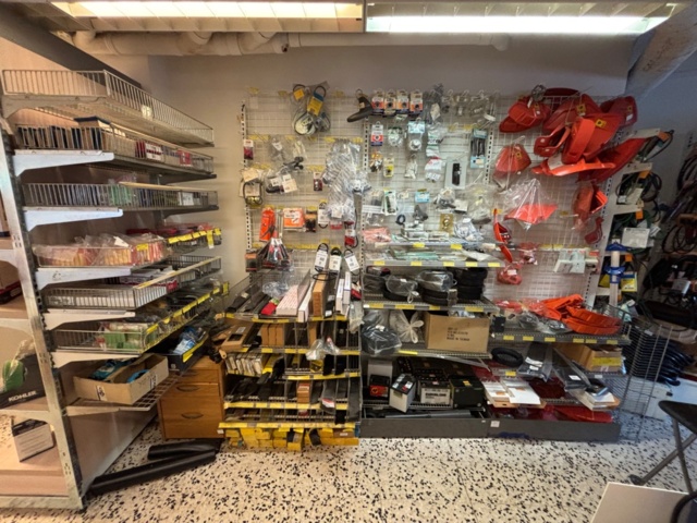 1511111-11 Reservdelslager med komponenter och maskindelar för trädgårdsmaskiner