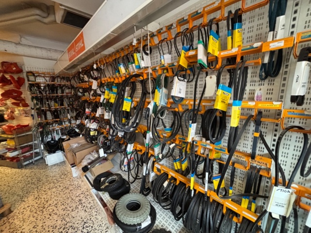 1511111-12 Reservdelslager med komponenter och maskindelar för trädgårdsmaskiner