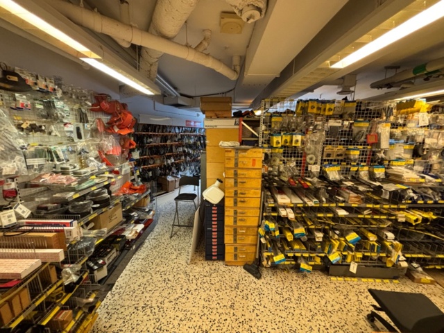 1511111-14 Reservdelslager med komponenter och maskindelar för trädgårdsmaskiner