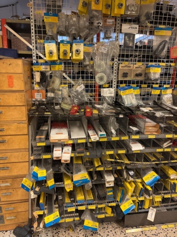 1511111-16 Reservdelslager med komponenter och maskindelar för trädgårdsmaskiner