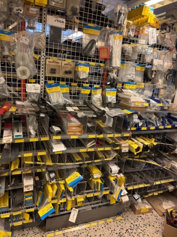 1511111-17 Reservdelslager med komponenter och maskindelar för trädgårdsmaskiner