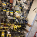 1511111-18 Reservdelslager med komponenter och maskindelar för trädgårdsmaskiner