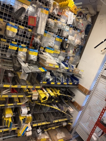 1511111-18 Reservdelslager med komponenter och maskindelar för trädgårdsmaskiner