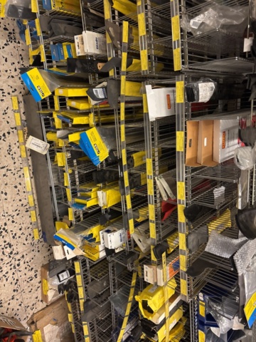 1511111-20 Reservdelslager med komponenter och maskindelar för trädgårdsmaskiner