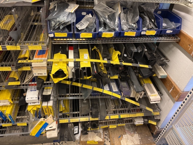 1511111-21 Reservdelslager med komponenter och maskindelar för trädgårdsmaskiner