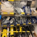 1511111-23 Reservdelslager med komponenter och maskindelar för trädgårdsmaskiner