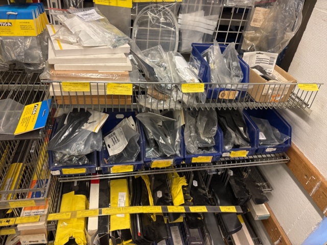 1511111-23 Reservdelslager med komponenter och maskindelar för trädgårdsmaskiner