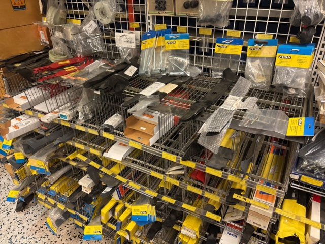 1511111-24 Reservdelslager med komponenter och maskindelar för trädgårdsmaskiner