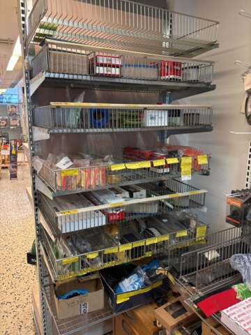 1511111-26 Reservdelslager med komponenter och maskindelar för trädgårdsmaskiner