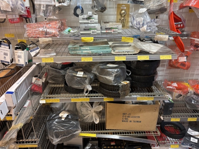 1511111-32 Reservdelslager med komponenter och maskindelar för trädgårdsmaskiner