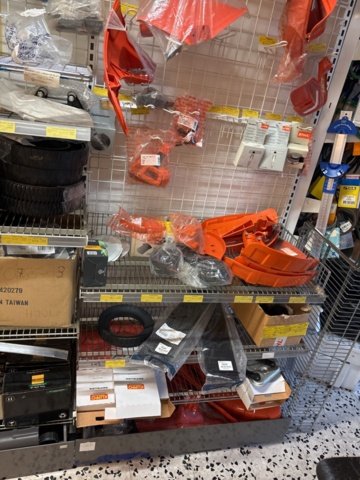 1511111-35 Reservdelslager med komponenter och maskindelar för trädgårdsmaskiner