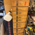 1511111-36 Reservdelslager med komponenter och maskindelar för trädgårdsmaskiner