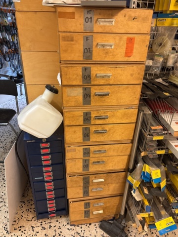 1511111-36 Reservdelslager med komponenter och maskindelar för trädgårdsmaskiner