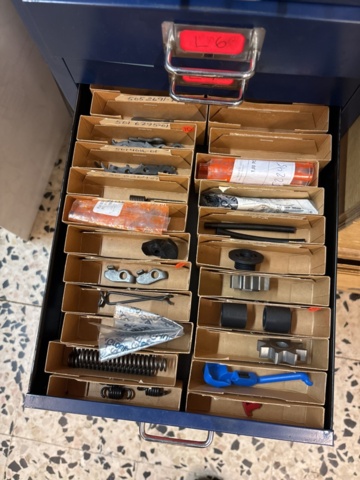 1511111-41 Reservdelslager med komponenter och maskindelar för trädgårdsmaskiner
