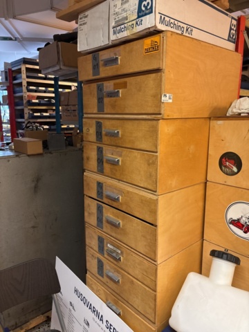 1511111-44 Reservdelslager med komponenter och maskindelar för trädgårdsmaskiner