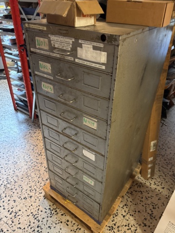 1511111-47 Reservdelslager med komponenter och maskindelar för trädgårdsmaskiner