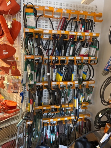 1511111-51 Reservdelslager med komponenter och maskindelar för trädgårdsmaskiner