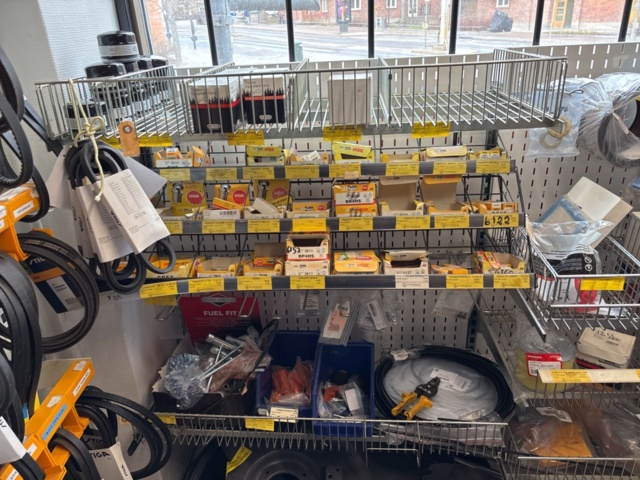 1511111-57 Reservdelslager med komponenter och maskindelar för trädgårdsmaskiner