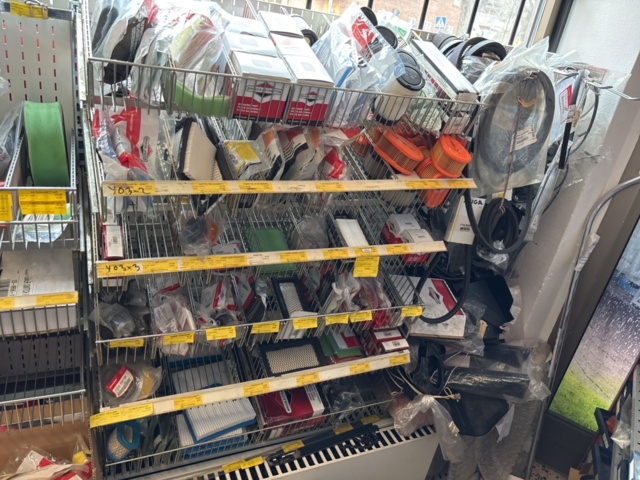 1511111-59 Reservdelslager med komponenter och maskindelar för trädgårdsmaskiner