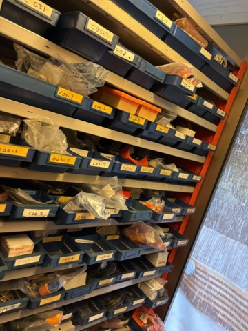 1511111-61 Reservdelslager med komponenter och maskindelar för trädgårdsmaskiner