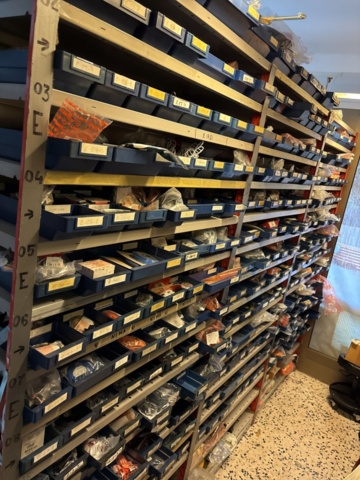 1511111-62 Reservdelslager med komponenter och maskindelar för trädgårdsmaskiner