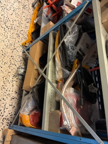 1511111-63 Reservdelslager med komponenter och maskindelar för trädgårdsmaskiner