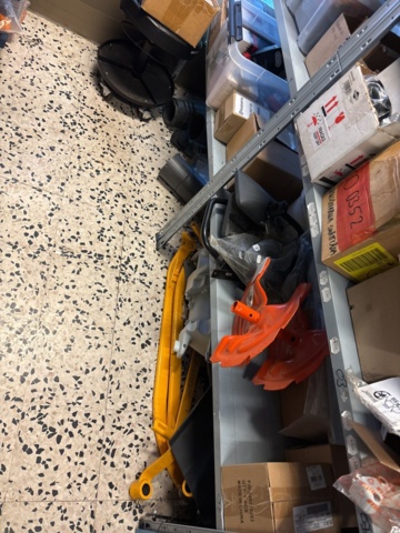 1511111-64 Reservdelslager med komponenter och maskindelar för trädgårdsmaskiner