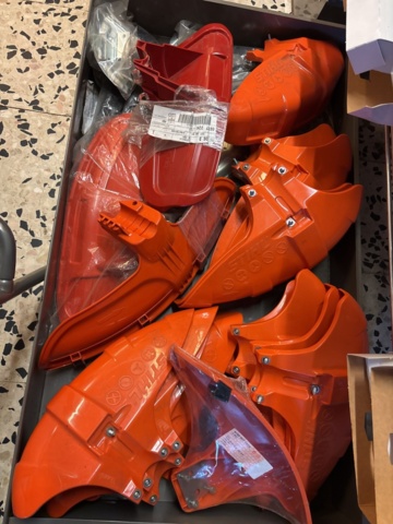 1511111-65 Reservdelslager med komponenter och maskindelar för trädgårdsmaskiner