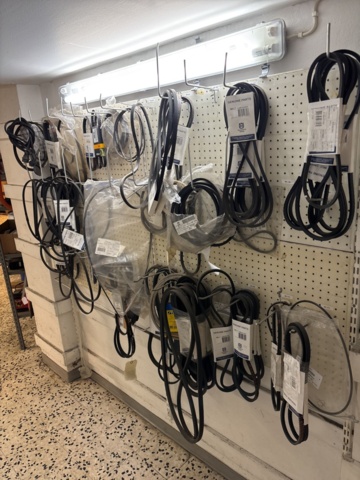 1511111-70 Reservdelslager med komponenter och maskindelar för trädgårdsmaskiner