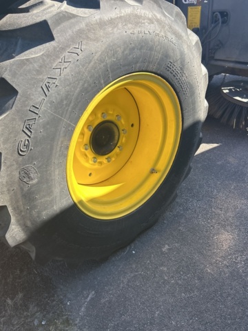 1427754-10 Kompakttraktor med frontlastare och redskap - John Deere 3720 -2013