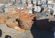 1384931 Samling med skopor och redskap till grävmaskin