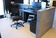 1501409 Skrivbord, skylt, blommor m.m.