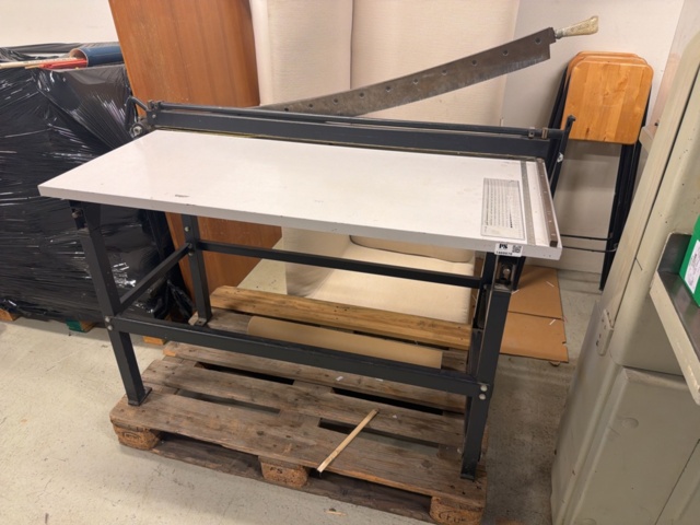 1469976-1 Cutting table