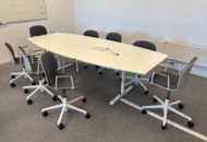 1511135 Konferensmöblemang - Bord, stolar och whiteboardtavla