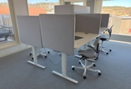 1469991 Kontorsinredning - Skrivbord, kontorsstolar HÅG, skärmar, m.m.