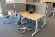 1469992 Kontorsinredning - Skrivbord, kontorsstolar HÅG, skärmar, m.m.