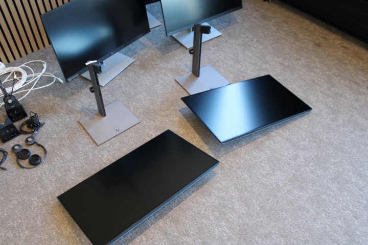Computer monitors 5 pcs, headsets 3 pcs - PS Auction - We value the ...