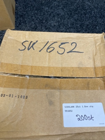 1512803-7 Assortment of inserts, drive links, side links etc.
