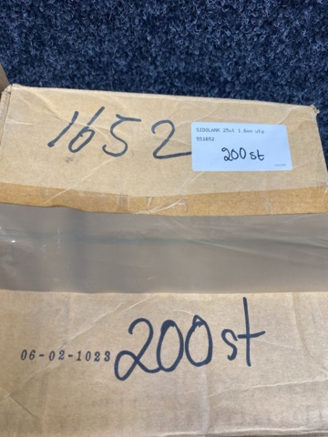 1512803-8 Assortment of inserts, drive links, side links etc.