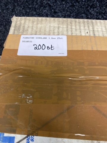 1512803-12 Assortment of inserts, drive links, side links etc.
