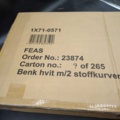 1508405-4 Förvaringsbänk –  vit med tygkorgar
