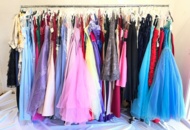 1514685 Parti med ca 550 st brud och balklänningar