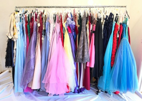 Bild som representerar auktionen - Avyttring parti med brud och balklänningar