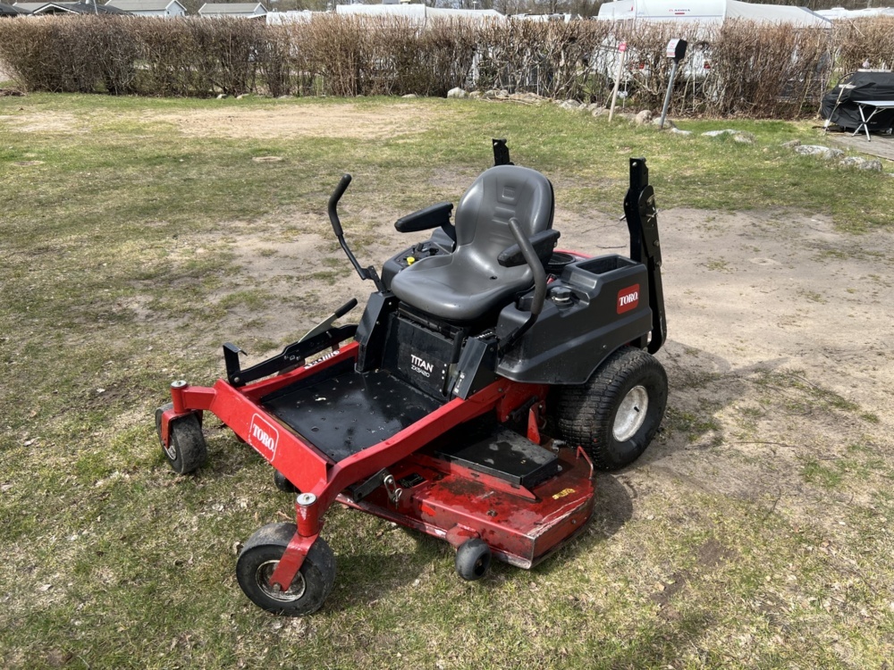 Riding lawn mower Toro Titan ZX5420