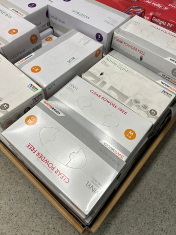 1482524-4 Lot of vinyl and nitrile gloves