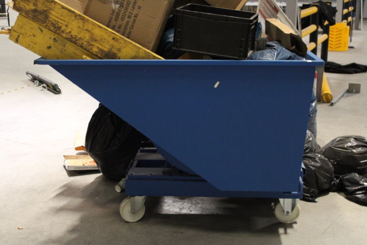 Tipping container on wheels 900L - PS Auction - We value the future ...