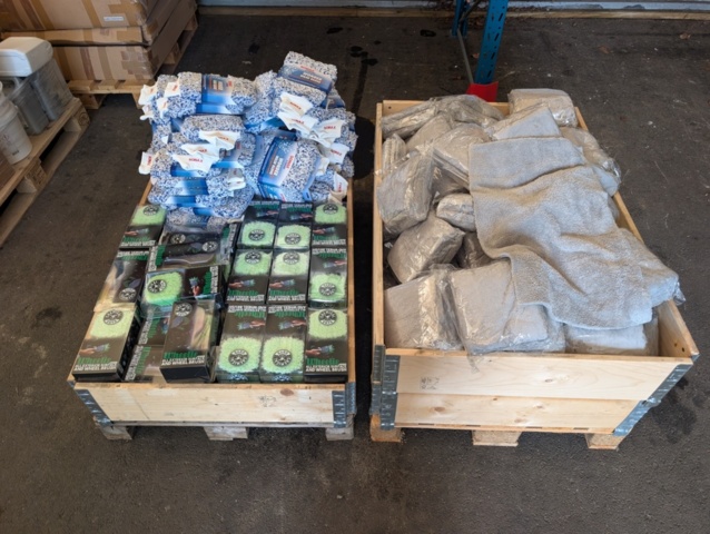 1482513-2 2 pallets with washing brushes, washing gloves and drying cloths