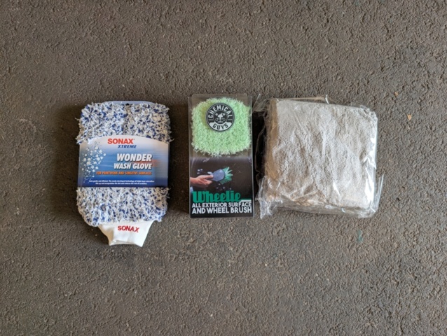 1482513-1 2 pallets with washing brushes, washing gloves and drying cloths